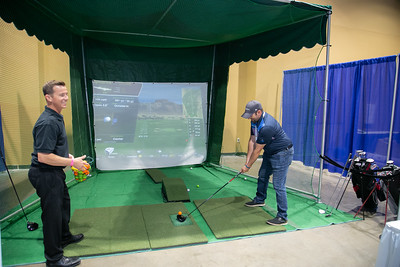 A conference attendee at the Enterprise Connect Golf Simulator